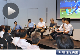 Ｗ杯南ア大会の報告会。取材班がエピソードを交えて語り合った（8月25日、日経東京本社2階 SPACE NIO＝東京・大手町）