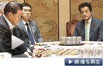 幹事長会談で民主党の岡田幹事長は正式に70日間の延長を提示した（22日午前、国会内）