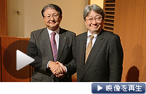 握手するリコーの近藤社長（左）とＨＯＹＡの鈴木最高経営責任者（１日、東京都千代田区）