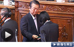 消費増税法案の採決で反対票を投じる民主党の小沢一郎元代表（26日午後）