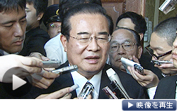 小沢元代表ら52人の離党届を提出した山岡氏が記者団の質問に応じた（２日）