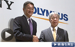 資本業務提携を発表したソニーの平井社長（左）とオリンパスの笹社長（１日、東京・丸の内）