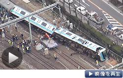 回送電車が作業車と衝突し横転（23日、ＪＲ川崎駅）