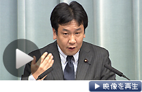 枝野官房長官は被曝線量の避難基準を厳しくする考えを示した（６日）