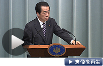菅首相は野党などから出ている退陣要求を拒否した(12日午後、首相官邸）