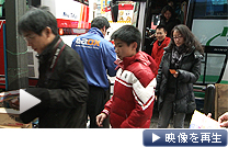東京・秋葉原、家電量販店前に横付けされた観光バスから続々と降りてくる中国人客。客単価は５万円超にもなるという
