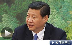 外国人有識者らと意見交換する中国共産党の習近平総書記（５日、北京）
