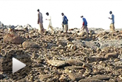 パキスタン南西部で地震直後に出現した「島」。一時的な現象との説も