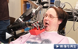 「考える」ことで動くロボットアーム。手足の不自由な女性が使いこなした（米国）