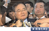 記者団の質問に答える国民新党の亀井静香代表 （27日午後、首相官邸）