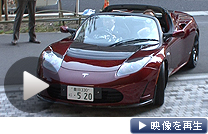 テスラ・モーターズから贈られた電気自動車にトヨタの豊田章男社長が試乗