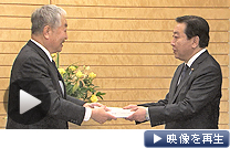 野田首相（右）に中間報告書を提出する畑村委員長（26日、首相官邸）