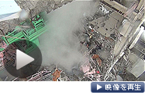放水用ポンプ車から撮影した福島第１原発４号機の映像。東京電力が公開した