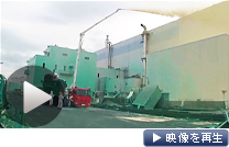 東京電力が公開した飛散防止剤散布の映像（27日撮影）