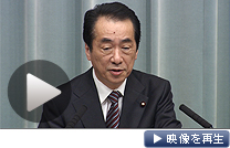 記者会見で退陣時期に関する質問に答える菅首相（２日夜、首相官邸）