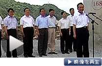 中国の温家宝首相（右端）が高速鉄道事故現場を訪問。記者会見を開いた（28日）