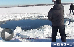 ロシアで隕石（いんせき）が落下したとみられる湖の映像が公開された
