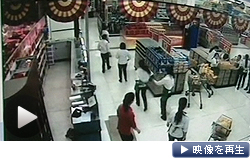 大きな地震が発生し、スーパーマーケットから逃げ出す人々(20日午前、中国・四川省)