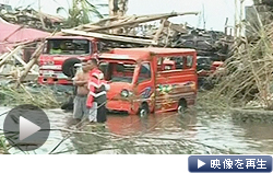 台風30号が直撃したフィリピン中部では幹線道路が寸断され、救援物資の輸送が難航(10日)