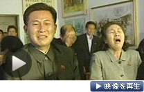 金正日総書記の死去を知り、泣き出し、うなだれる北朝鮮の平壌市民(19日)