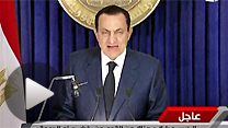 テレビ演説で次期大統領選不出馬を表明するエジプトのムバラク大統領