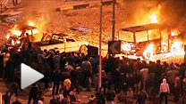 大統領支持者と反体制派の衝突は自動車を燃やすなど緊迫した状態で深夜まで続いた(２日、カイロ)